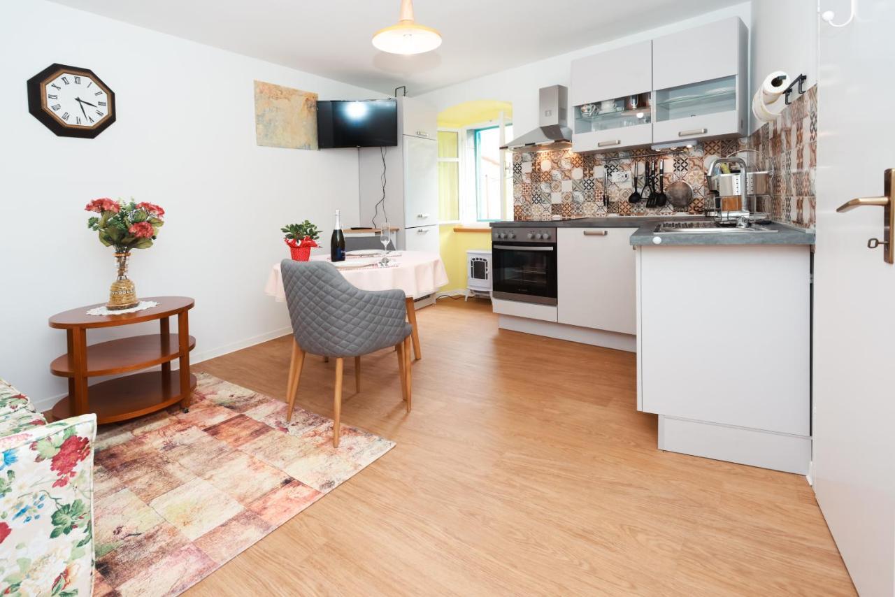 Apartmani Nad Voltun 카스타브 외부 사진
